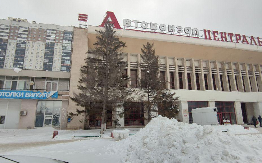 Склад с огороженой асфальтированной площадкой. фото