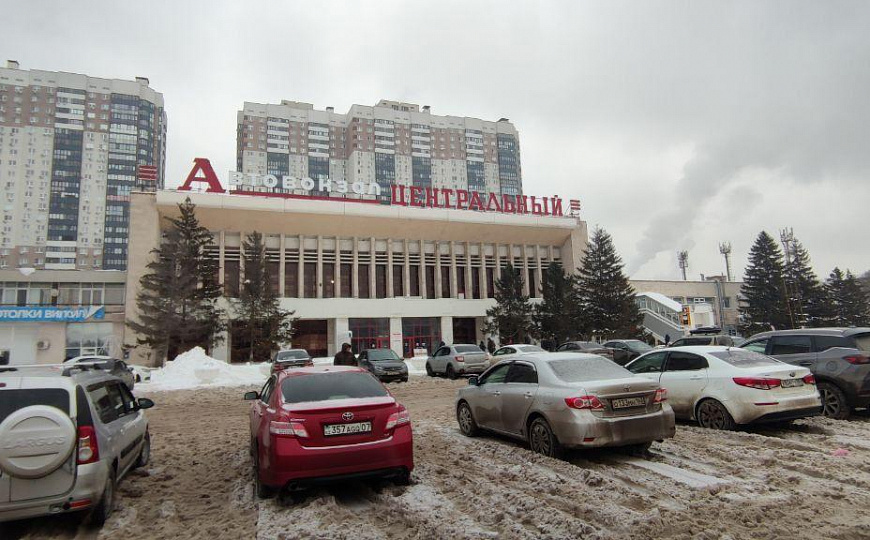 Склад с огороженой асфальтированной площадкой. фото
