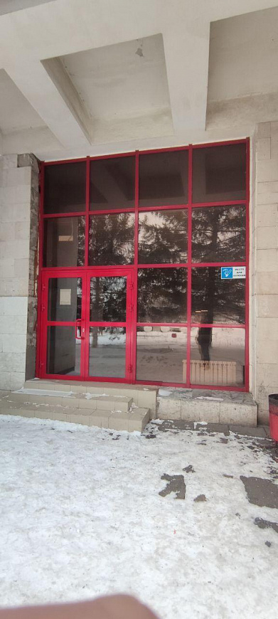 Склад с огороженой асфальтированной площадкой. фото