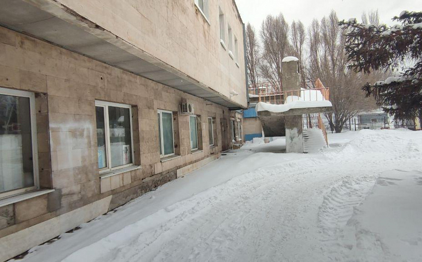 Склад с огороженой асфальтированной площадкой. фото