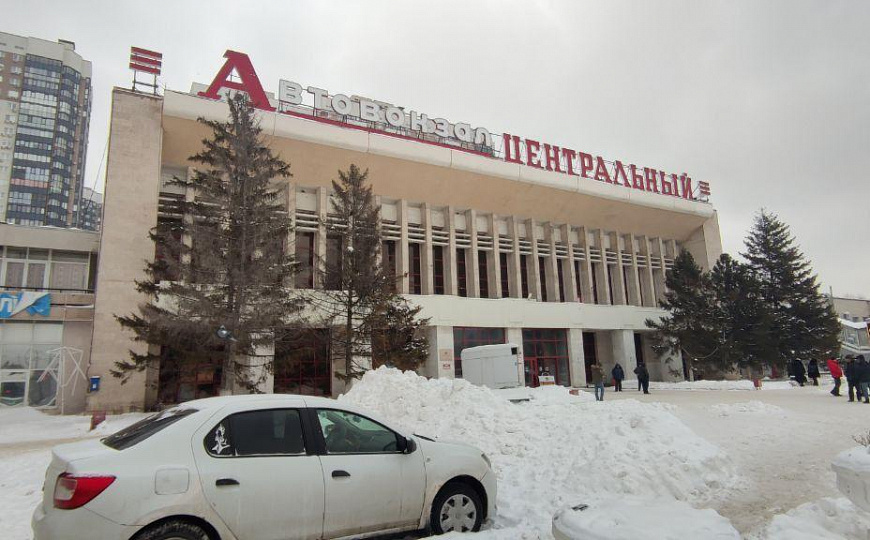 Склад с огороженой асфальтированной площадкой. фото
