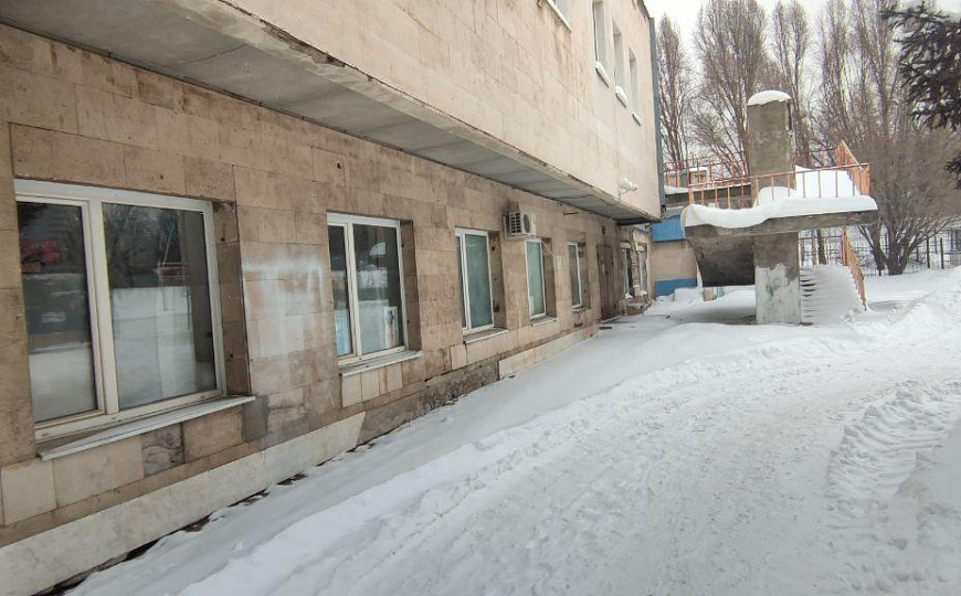 Склад с огороженой асфальтированной площадкой. фото