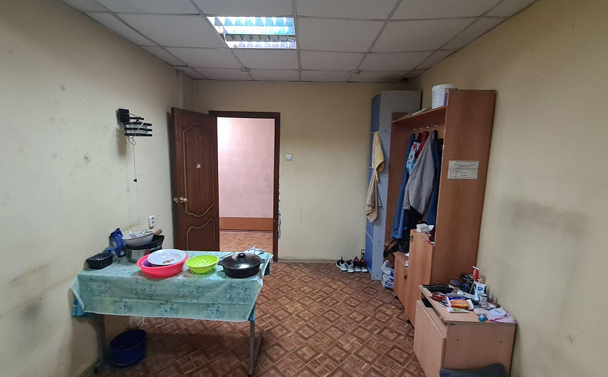 Склад с огороженой асфальтированной площадкой. фото