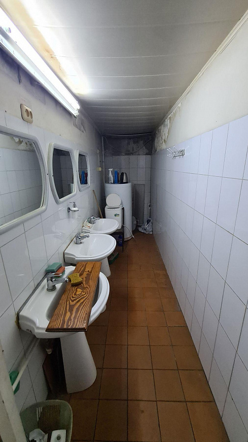 Склад с огороженой асфальтированной площадкой. фото