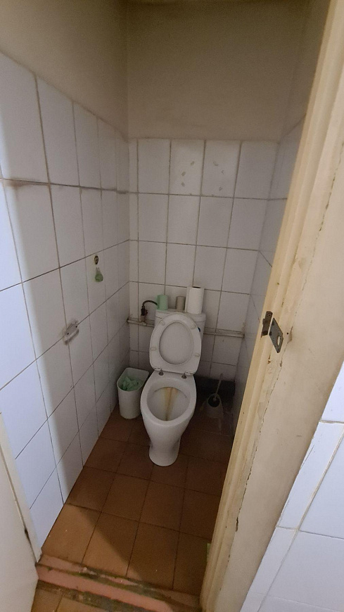 Склад с огороженой асфальтированной площадкой. фото