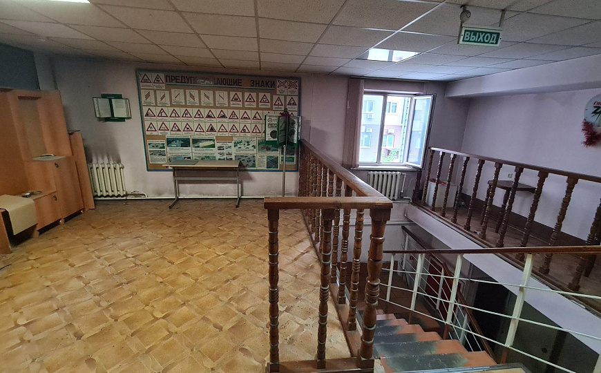 Склад с огороженой асфальтированной площадкой. фото