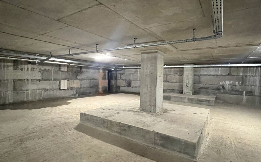 Цоколь в паркинге  2 500 м² фото