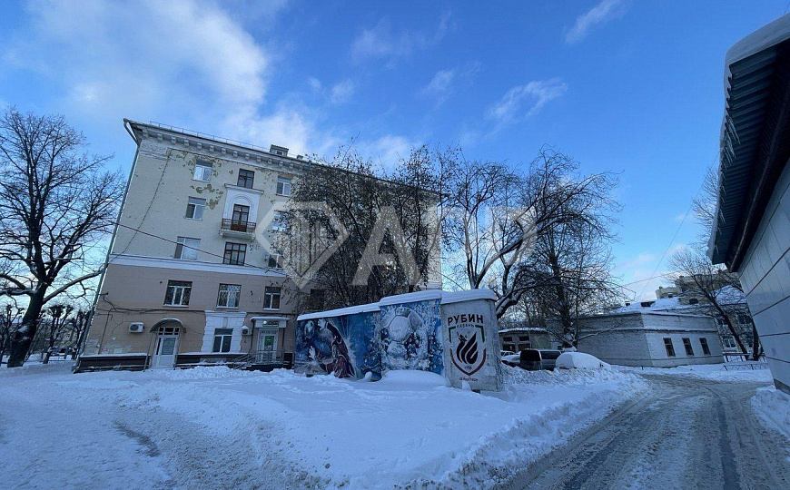 Высокий цоколь с окнами рядом с метро. фото