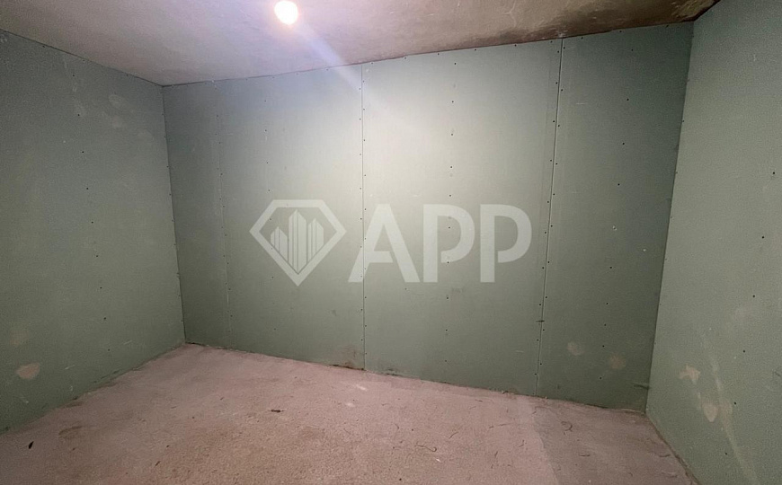 Высокий цоколь с окнами рядом с метро. фото