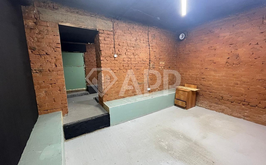 Высокий цоколь с окнами рядом с метро. фото