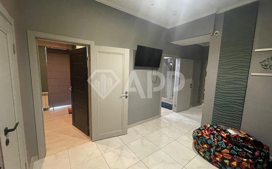 Помещение в центре с панорамнами окнами. фото