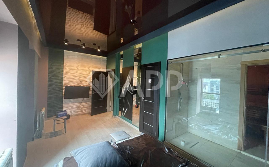 Помещение в центре с панорамнами окнами. фото