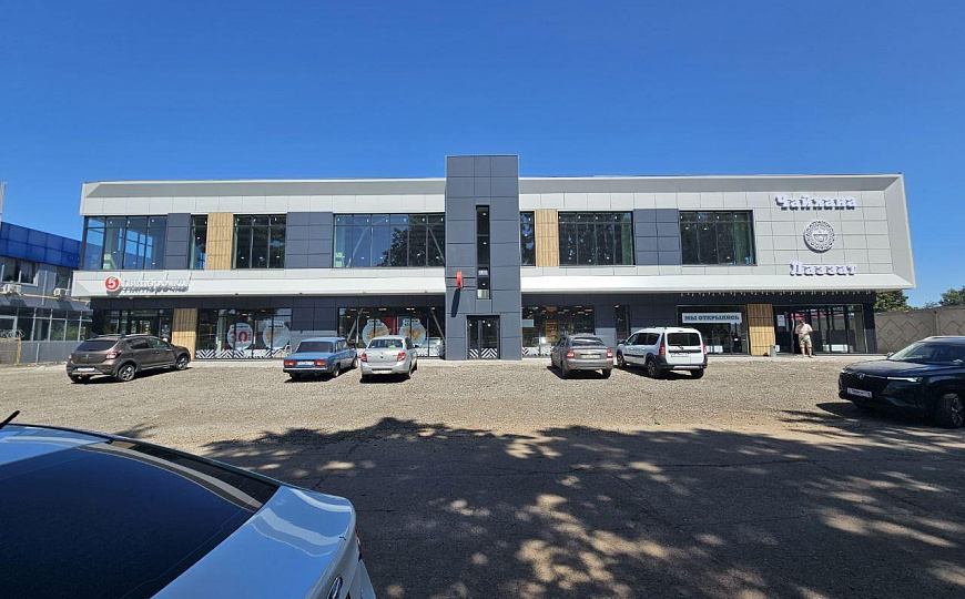 Помещение с витражными окнами фото