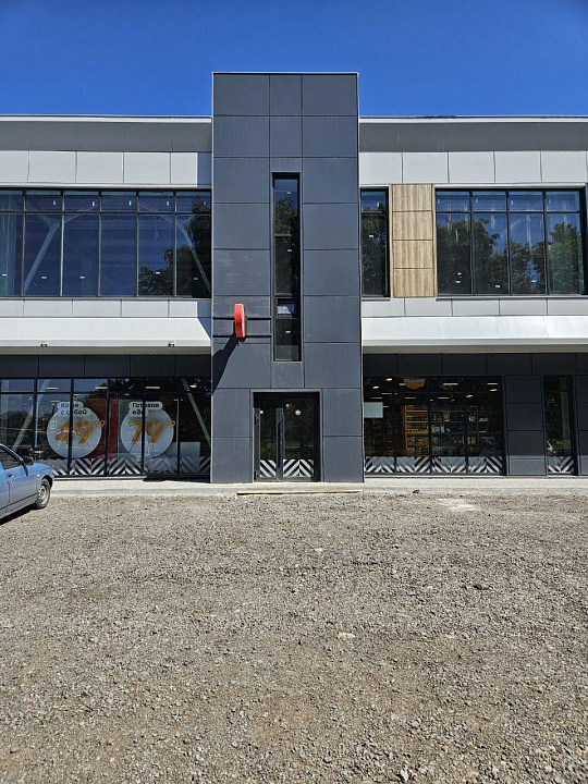 Помещение с витражными окнами фото