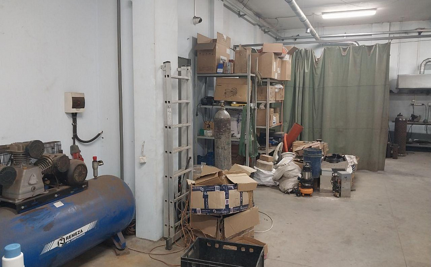 Производственное помещение, 200 м² на земле 6,6 соток фото