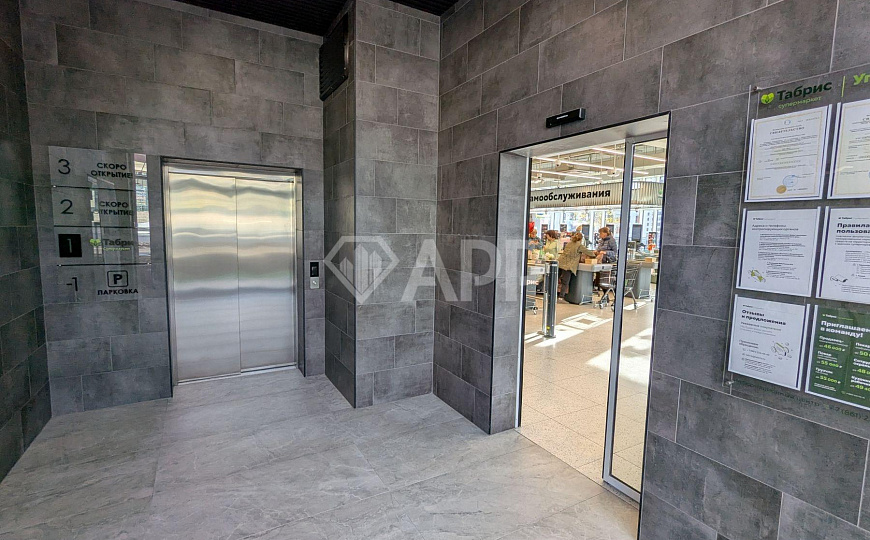 Сдам торговое помещение, 467 м² фото