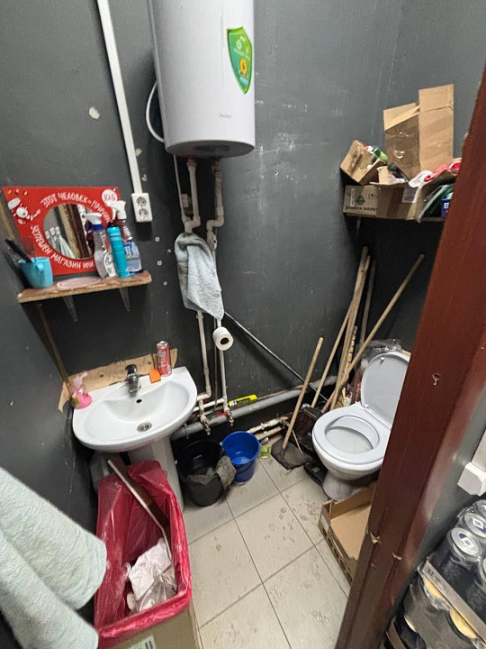 Помещение с панорамным окном  91 м² фото