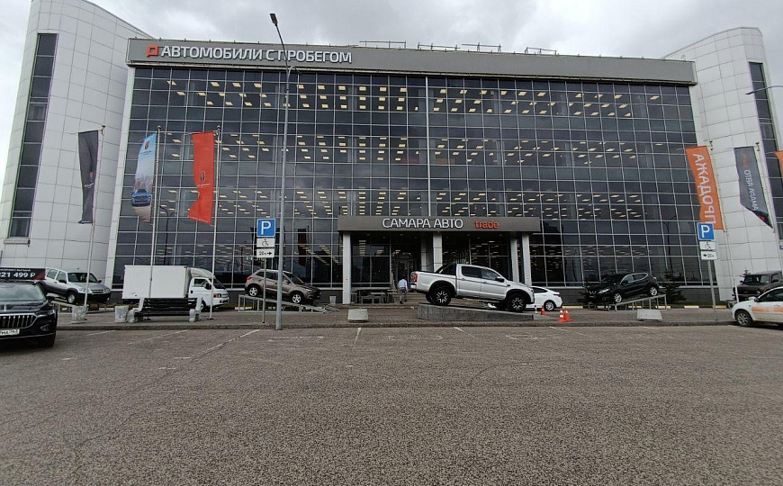 Автосалон на первой линии. фото