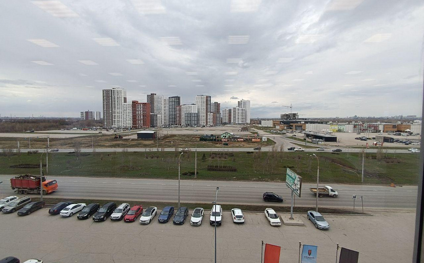 Автосалон на первой линии. фото