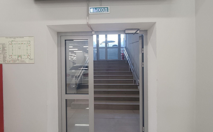 Автосалон на первой линии. фото