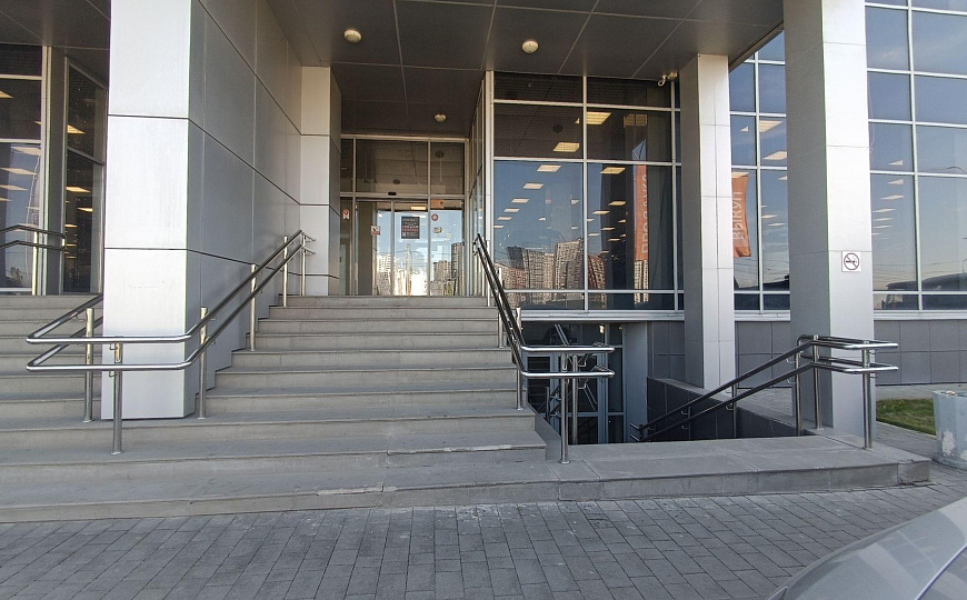 Автосалон на первой линии. фото