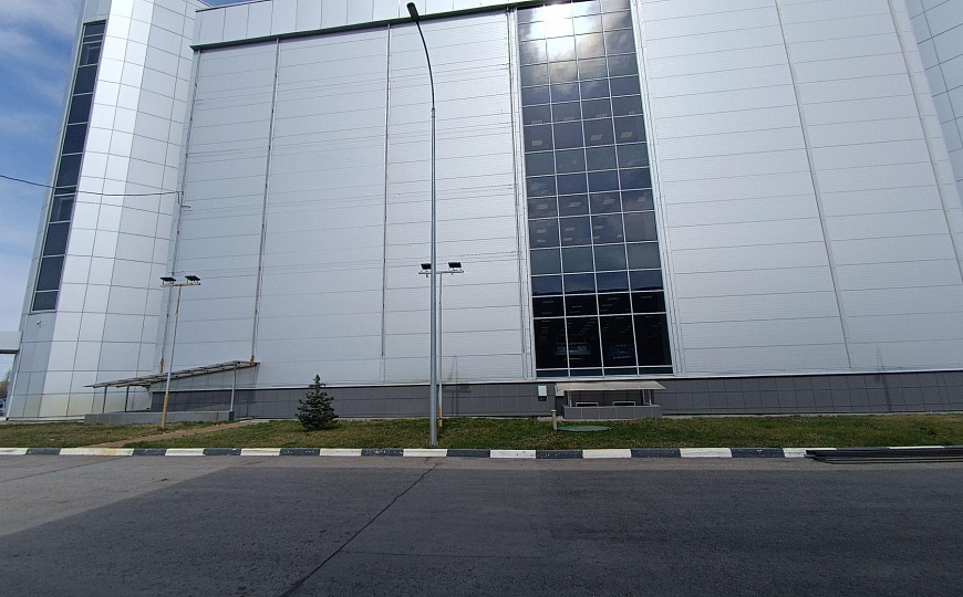 Автосалон на первой линии. фото