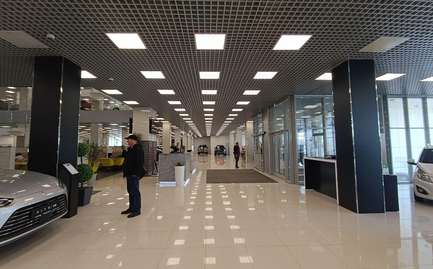 Автосалон на первой линии. фото