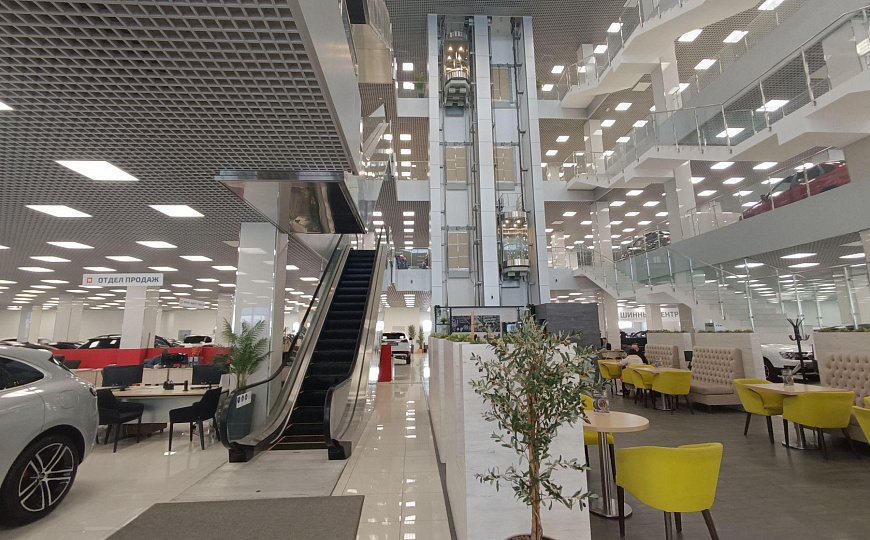 Автосалон на первой линии. фото