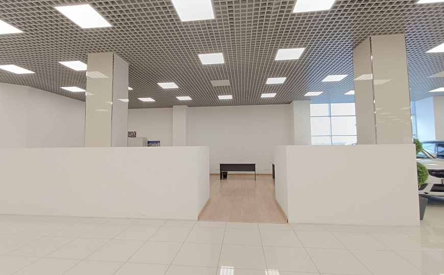 Автосалон на первой линии. фото