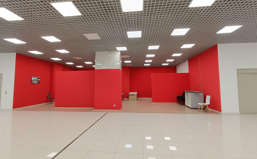 Автосалон на первой линии. фото