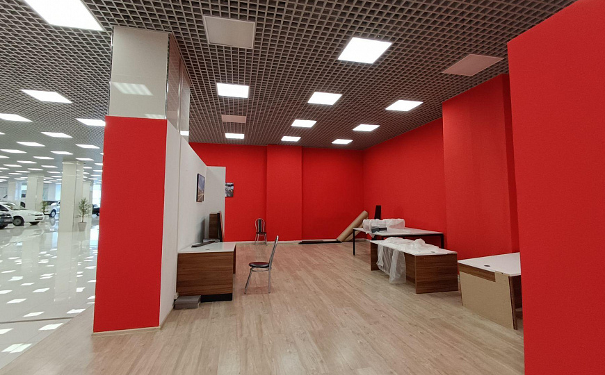 Автосалон на первой линии. фото