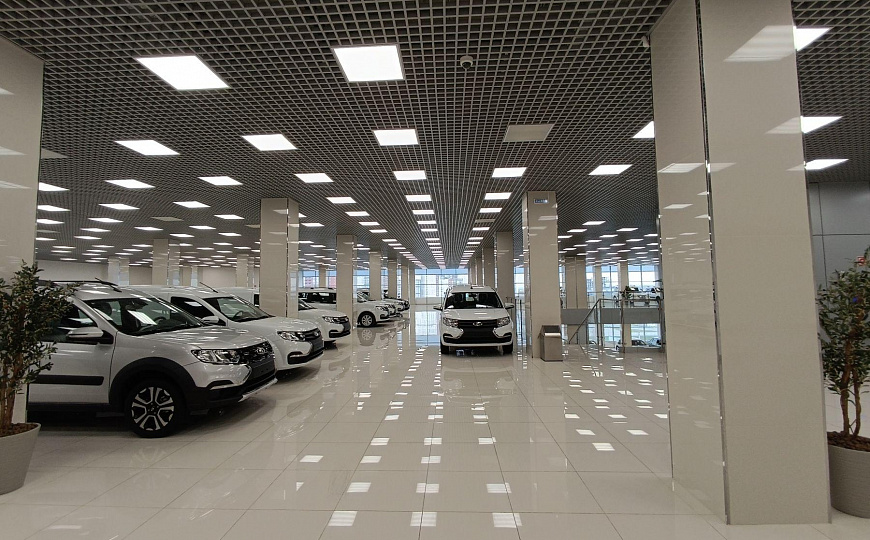 Автосалон на первой линии. фото