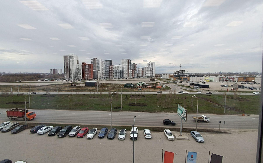 Автосалон на первой линии. фото