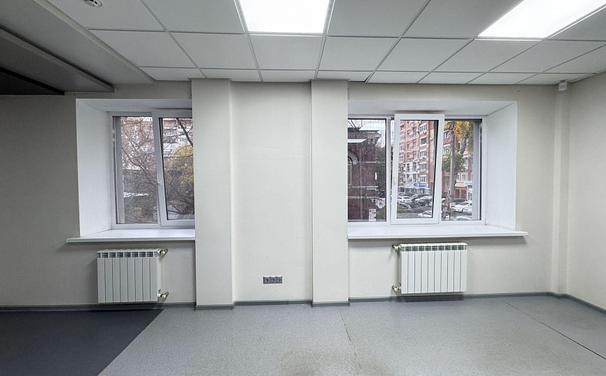 Уютный офис 112м2 со стеклянными перегородками и кухонной зоной фото