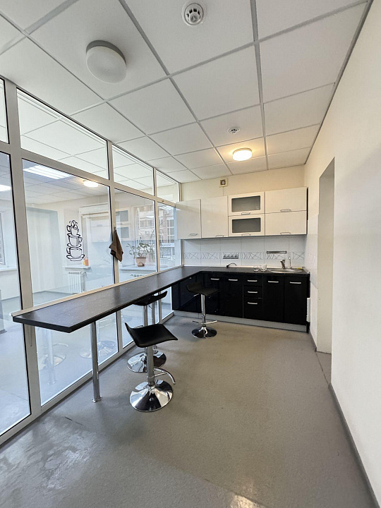 Уютный офис 112м2 со стеклянными перегородками и кухонной зоной фото