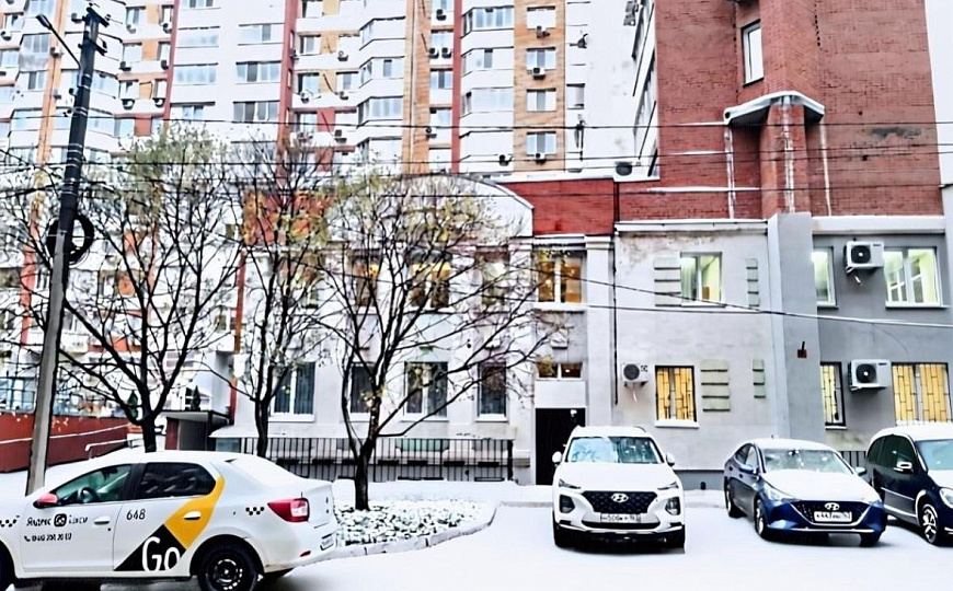 Уютный офис 112м2 со стеклянными перегородками и кухонной зоной фото