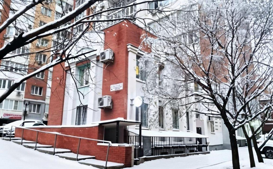 Уютный офис 112м2 со стеклянными перегородками и кухонной зоной фото