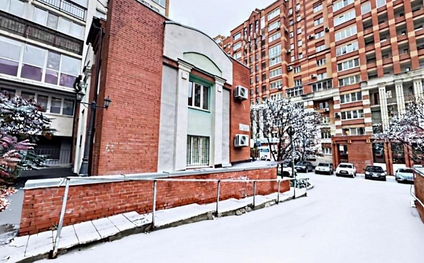 Уютный офис 112м2 со стеклянными перегородками и кухонной зоной фото