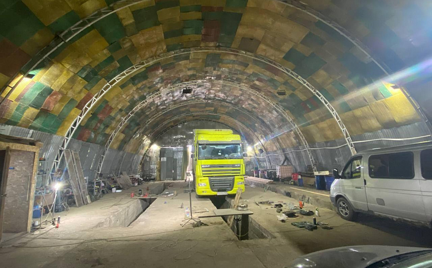 Универсальное утеплённое помещение с большими воротами фото