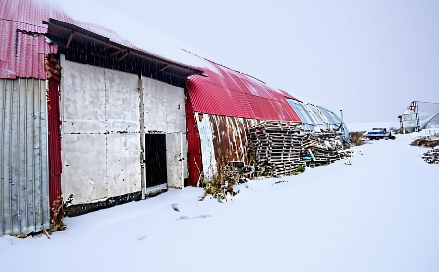 Универсальное утеплённое помещение с большими воротами фото