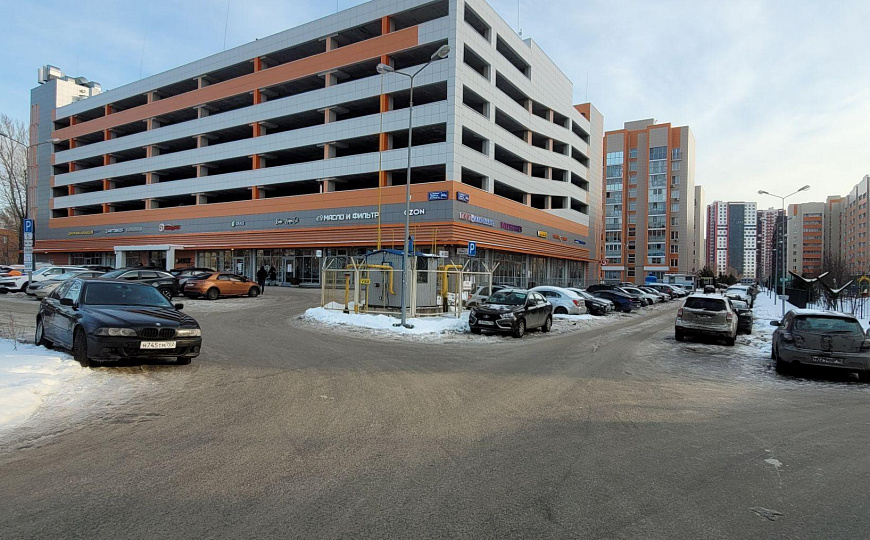 Многоуровневый паркинг с торговыми помещениями  фото