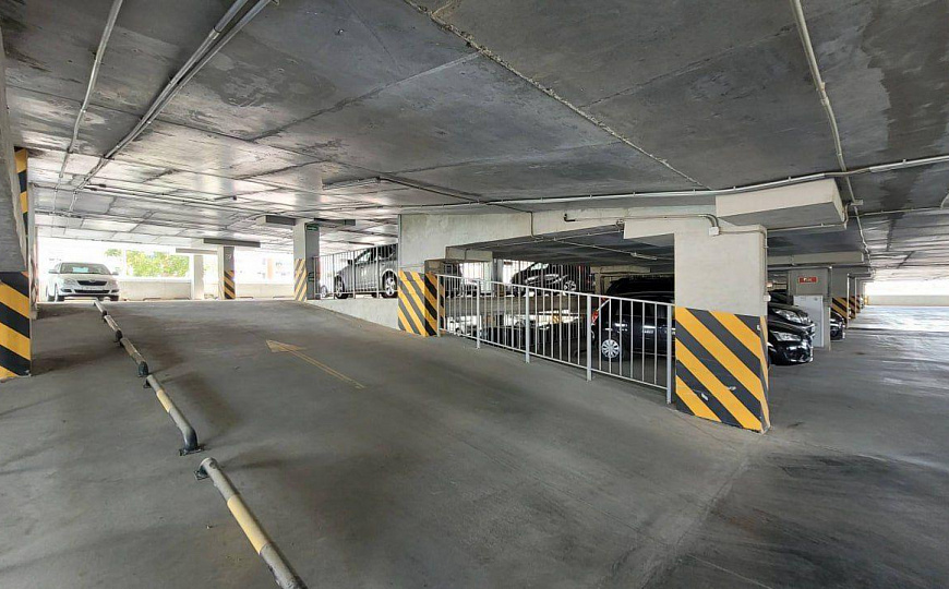 Многоуровневый паркинг с торговыми помещениями  фото