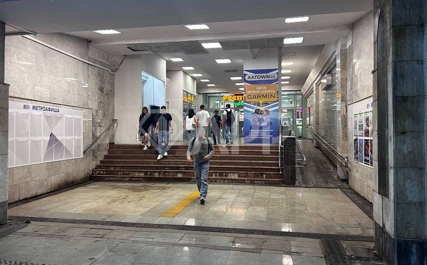 Торговая площадь у входа в метро фото