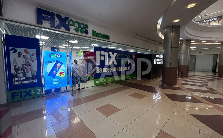 Торговая площадь у входа в метро фото