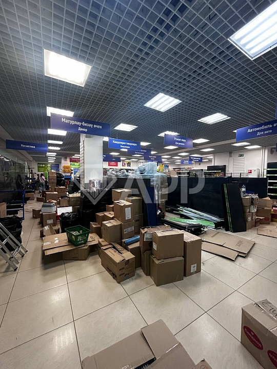 Торговая площадь у входа в метро фото