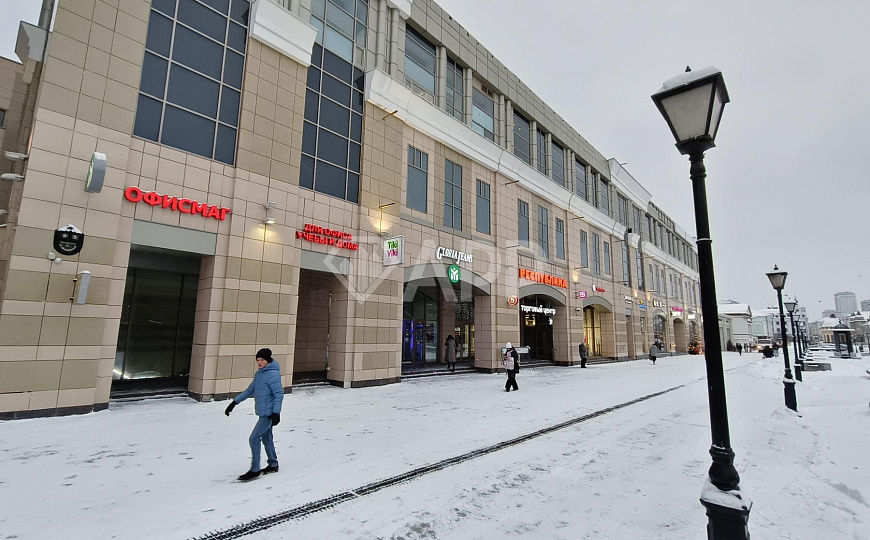 Торговая площадь у входа в метро фото