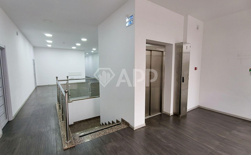 Сдаю 1 этаж 1 линия Кубанская набережная с ремонтом от 350-2028 м² фото