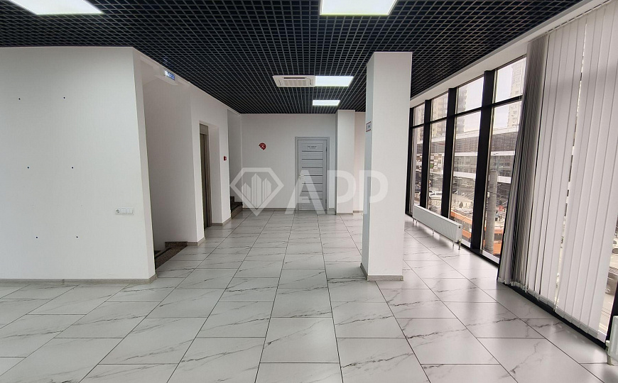 Сдаю 1 этаж 1 линия Кубанская набережная с ремонтом от 350-2028 м² фото