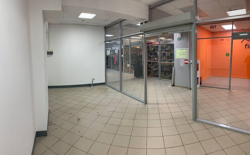 Торговое помещение в ТЦ, 18,6 м² с водой фото