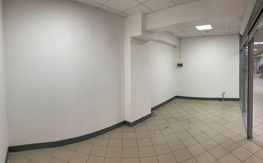 Торговое помещение в ТЦ, 18,6 м² с водой фото